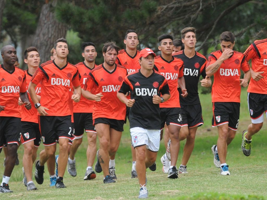 River calienta los motores