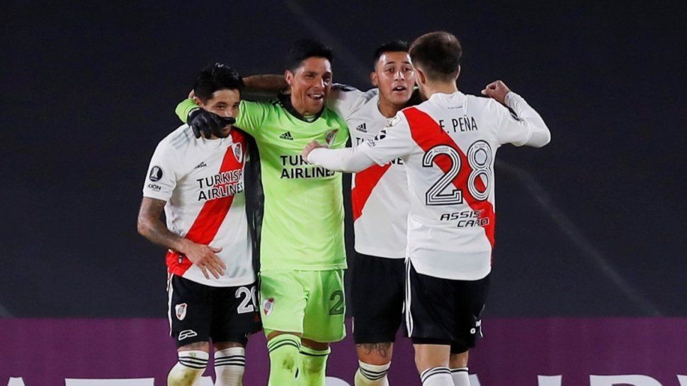 Las redes sociales se llenaron de memes tras la actuación de Enzo Pérez en el arco de River.