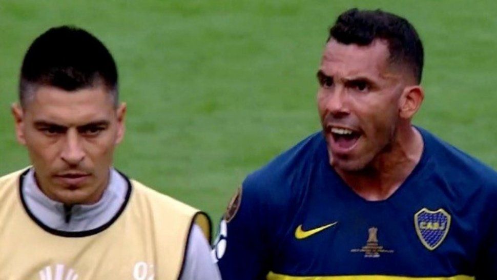 El reto de Tevez al final del partido: ¡Con la cabeza arriba, la c... de tu madre!