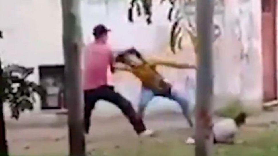 Indignante: un hombre golpeó a su pareja mientras caminaba con su propia hija