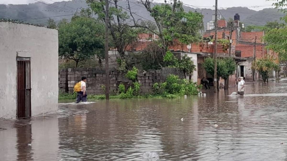 por el temporal una familia de el chingo fue evacuada y se inundaron varias viviendas