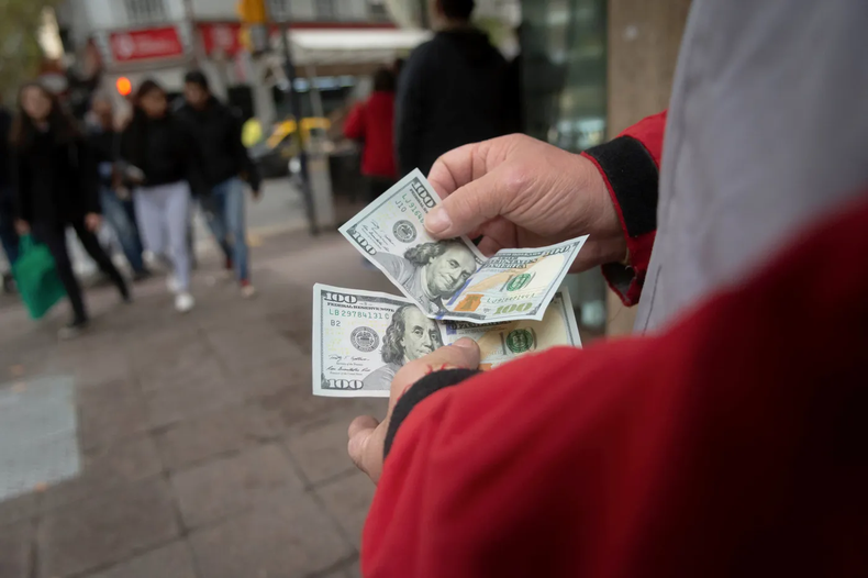 Qué es el cepo al dólar y cuándo lo levantará Javier Milei.&nbsp;