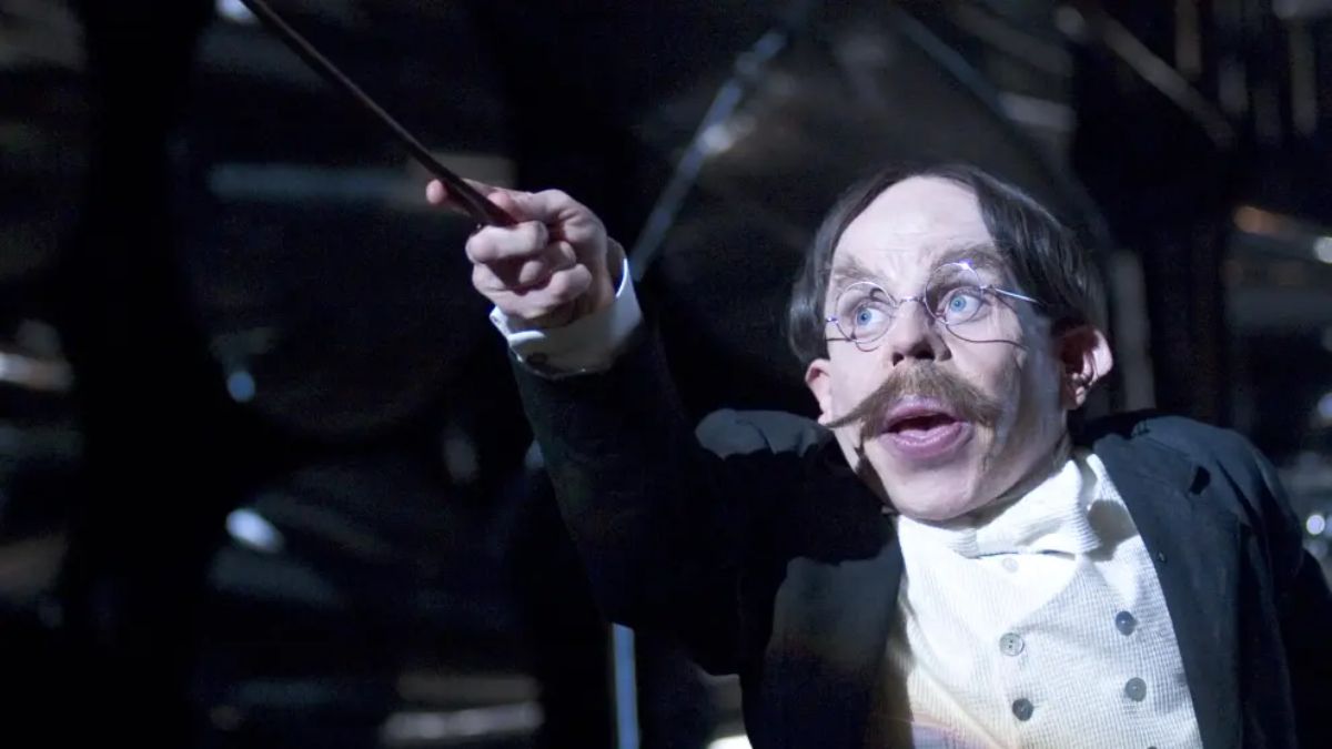 Warwick Davis es el único miembro del claustro de Hogwarts que retoma el mismo papel que tuvo en la saga cinematográfica.