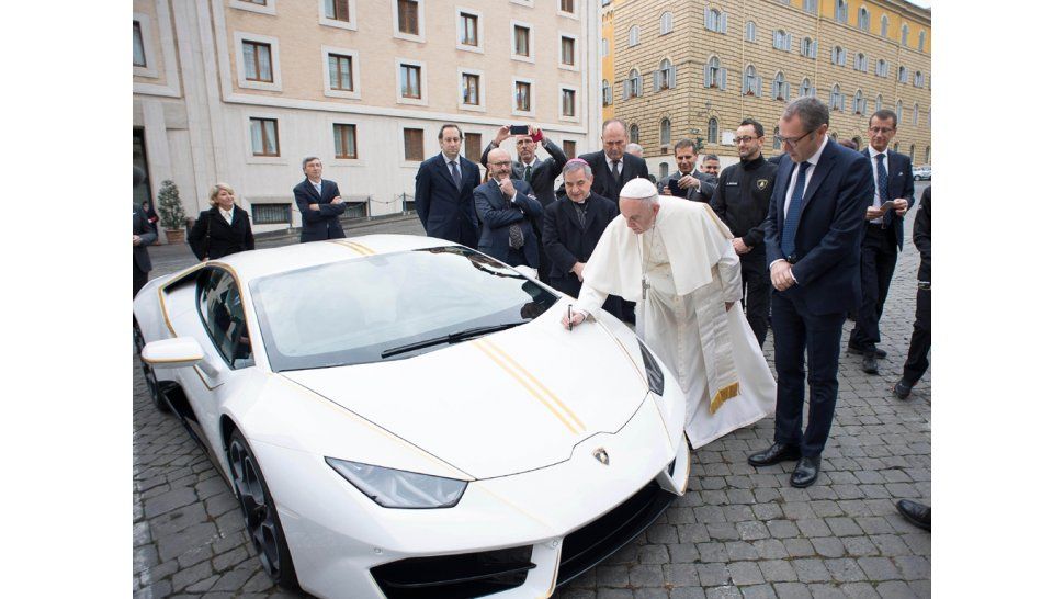 Francisco autografió un Lamborghini con detalles en oro que será subastado