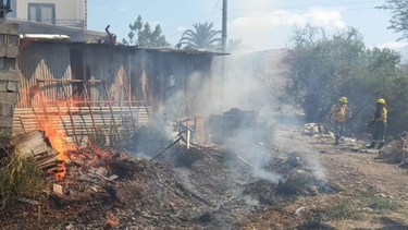 Incendio en Alto Comedero: Está contenido pero con actividad adentro del perímetro