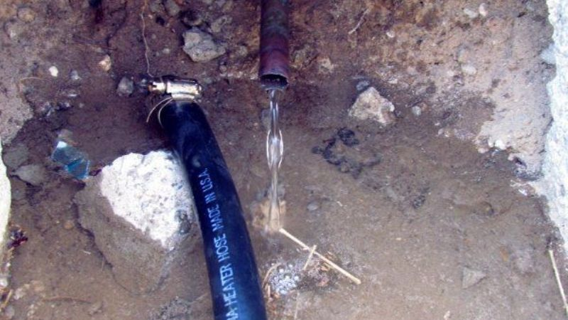 Conexiones clandestinas dejaron sin agua a más de mil familias en Palpalá (foto ilustrativa)