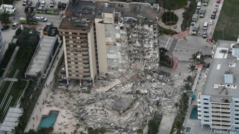 El complejo Champlain Towers South después del derrumbe en Miami el 24 de junio de 2021. /Foto: Amy Beth Bennett/South Florida Sun-Sentinel vía AP