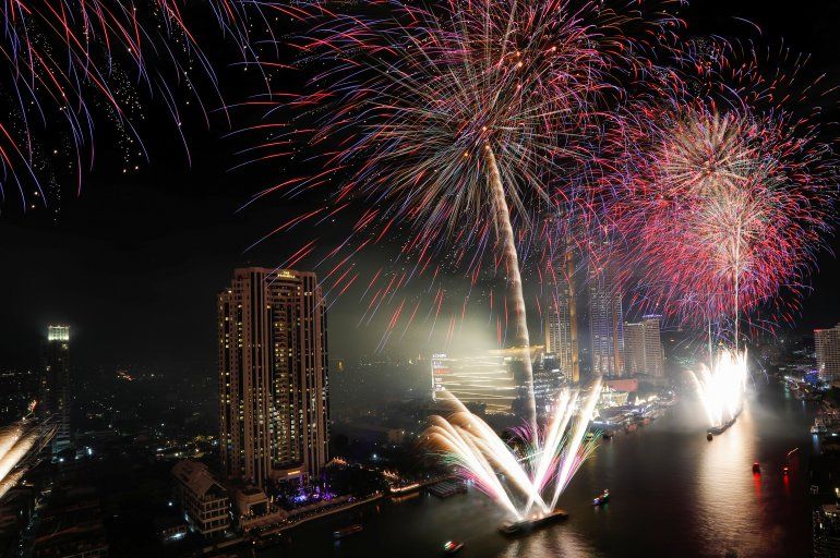Fuegos artificales sobre el rpio Chao Phraya en Bangkok, Tailandia