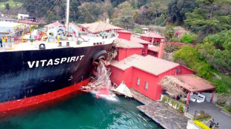 ¡Insólito! Un barco de 38 mil toneladas chocó contra un edificio de Estambul