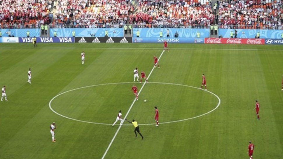 Perú perdió en su debut mundialista frente a Dinamarca por 1 a 0