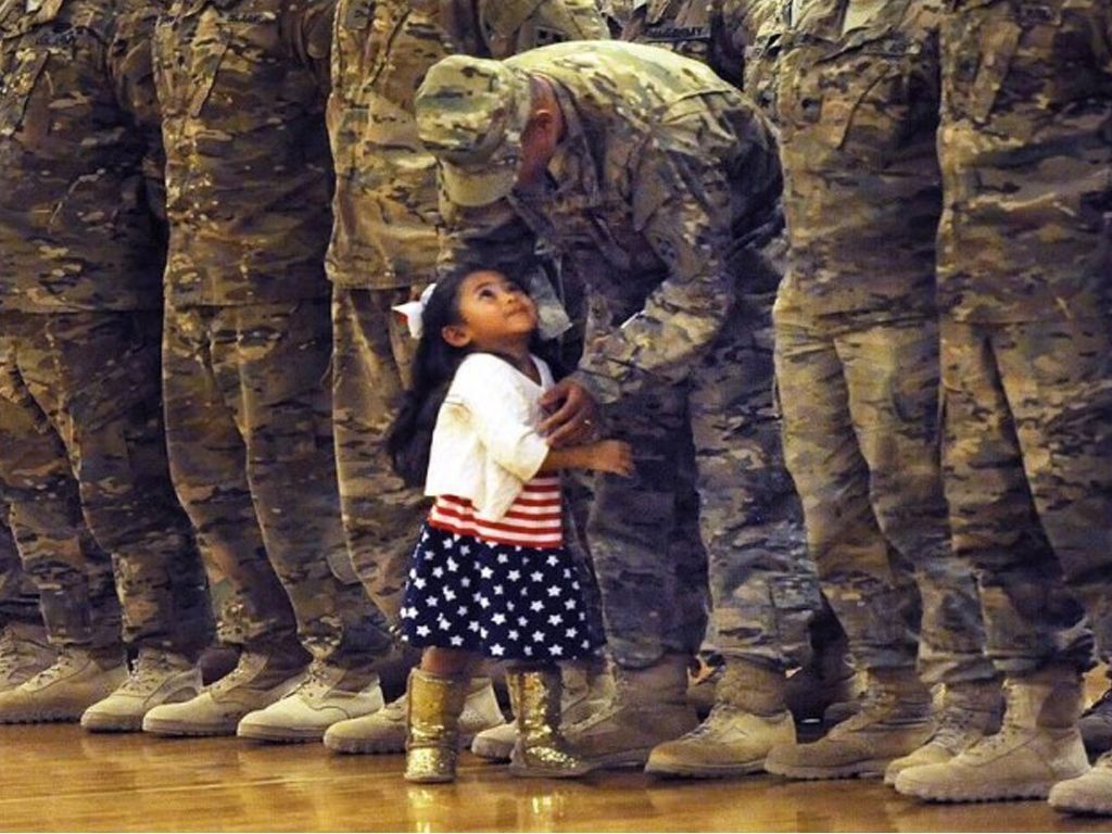 Niña abraza a su papá
