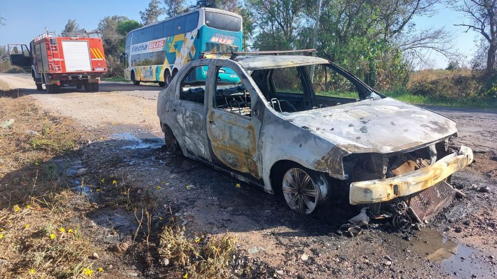 Un auto se incendió en la ruta Nº43 a la altura de Los Lapachos y La Ovejería