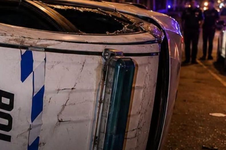 Patrullero volcado en Palpalá - Imagen creada con IA&nbsp;