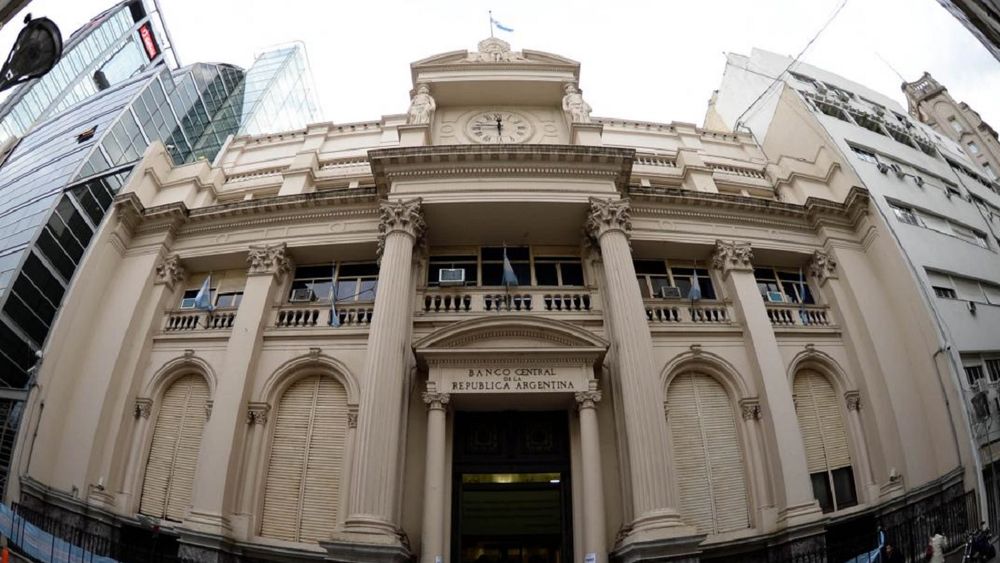 El Banco Central bajó a 200 la cantidad de dólares que pueden comprar los ahorristas por mes