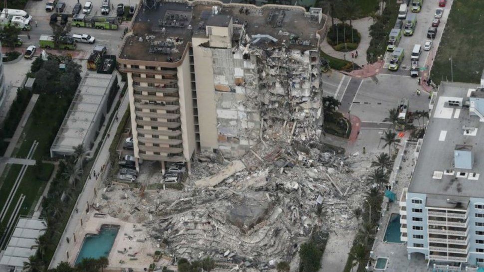 El complejo Champlain Towers South después del derrumbe en Miami el 24 de junio de 2021. /Foto: Amy Beth Bennett/South Florida Sun-Sentinel vía AP