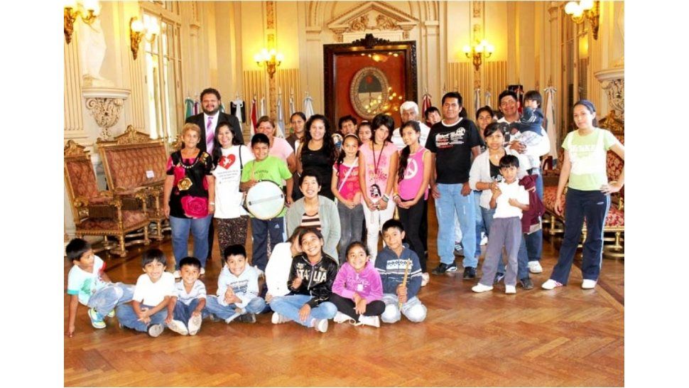 Niños visitan la Bandera