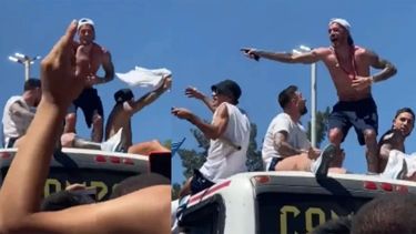 El divertido momento entre Messi y De Paul arriba del techo del micro.