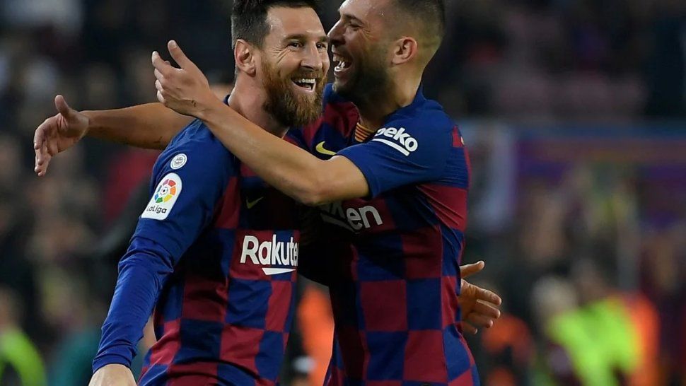 Barcelona goleó con un doblete de Lionel Messi y es puntero