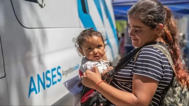 Se tratar&aacute; de un doble bono de ANSES para AUH y AUE viene tambi&eacute;n con una novedad y es que uno de ellos llega con un aumento del 4,17%.