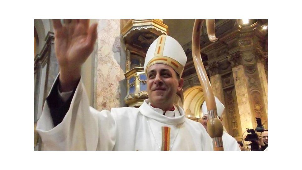 Un obispo cercano al Papa cuestionó a Alberto Fernández
