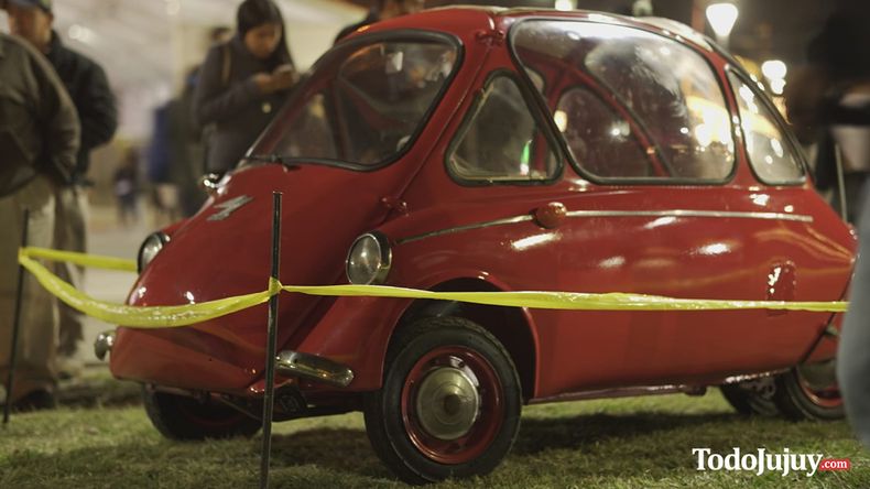 Exposición de autos clásicos en Ciudad Cultural.