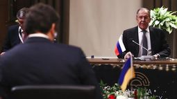 El encuentro entre el Kuleba y Lavrov tuvo lugar al margen de un foro sobre diplomacia en la ciudad de Antalya, en el sur de Turquía.