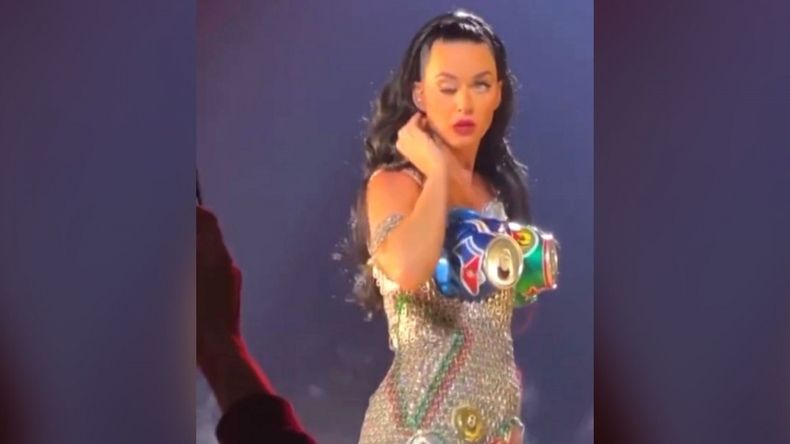 Mientras terminaba una canción en su show en Las Vegas, a Katy Perry se le cerró un ojo involuntariamente.&nbsp;