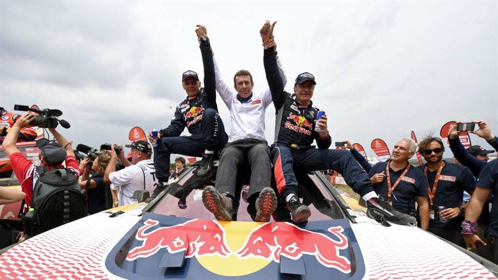 Sainz en autos y los argentinos Benavides y Cavigliasso segundos 
