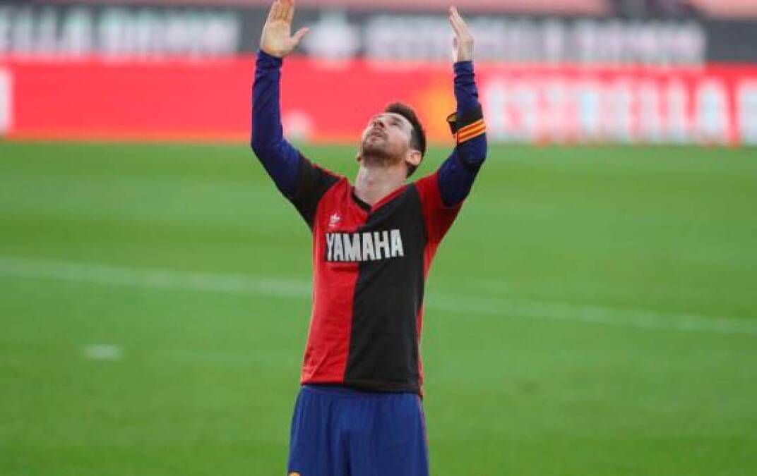 Homenaje. Lionel Messi festeja un gol y homenaje a Diego Maradona con la camiseta de Newells. Este año intentará repetir la hazaña que su antecesor consiguió en el Mundial de México 86.
