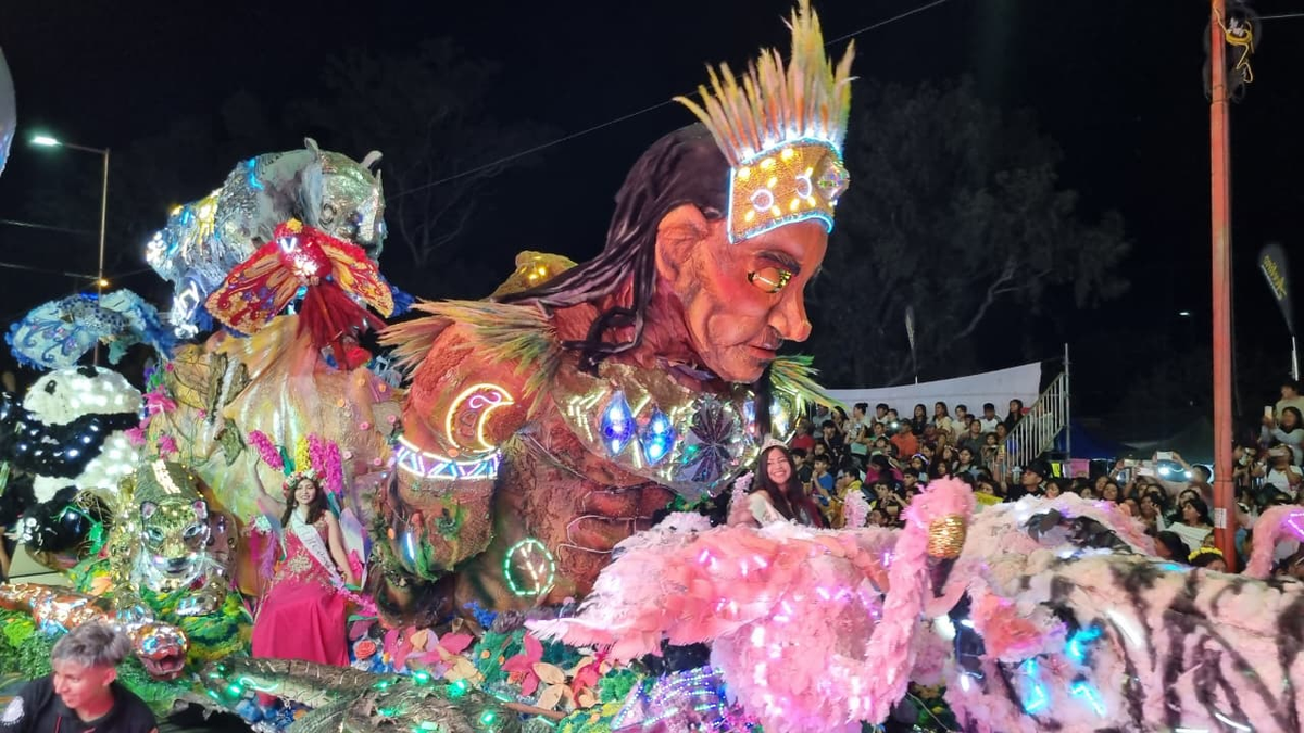 por el intenso calor, el desfile doble arrancó a las 19