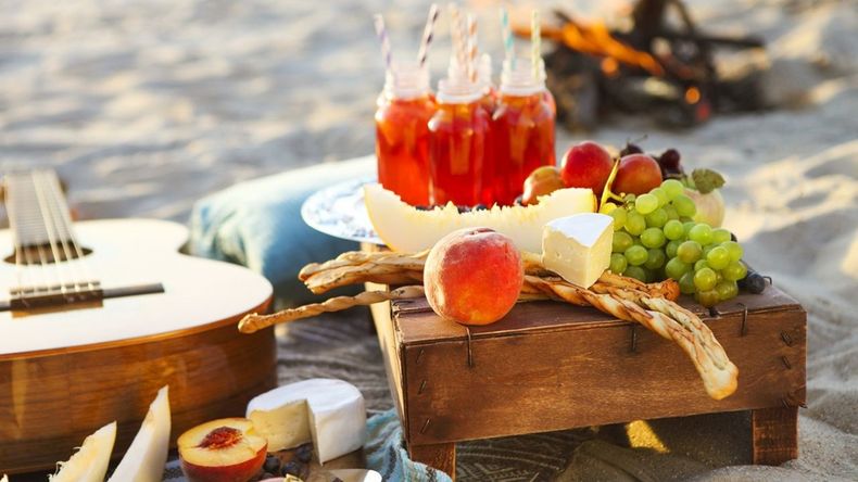 Sardinas, atún, mejillones, berberechos, pulpitos y también encurtidos como los pepinillos son buenas opciones para tomar en la playa.&nbsp;