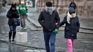 El cuerpo pierde calor por la piel, la respiración y el contacto con objetos fríos.      