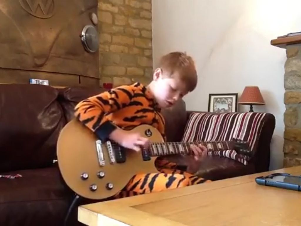 Toby Lee interpretó "The Thrill Is Gone"