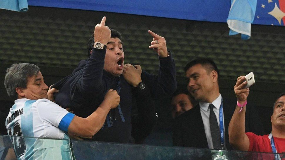 La FIFA sancionó a Maradona y le quitará los subsidios