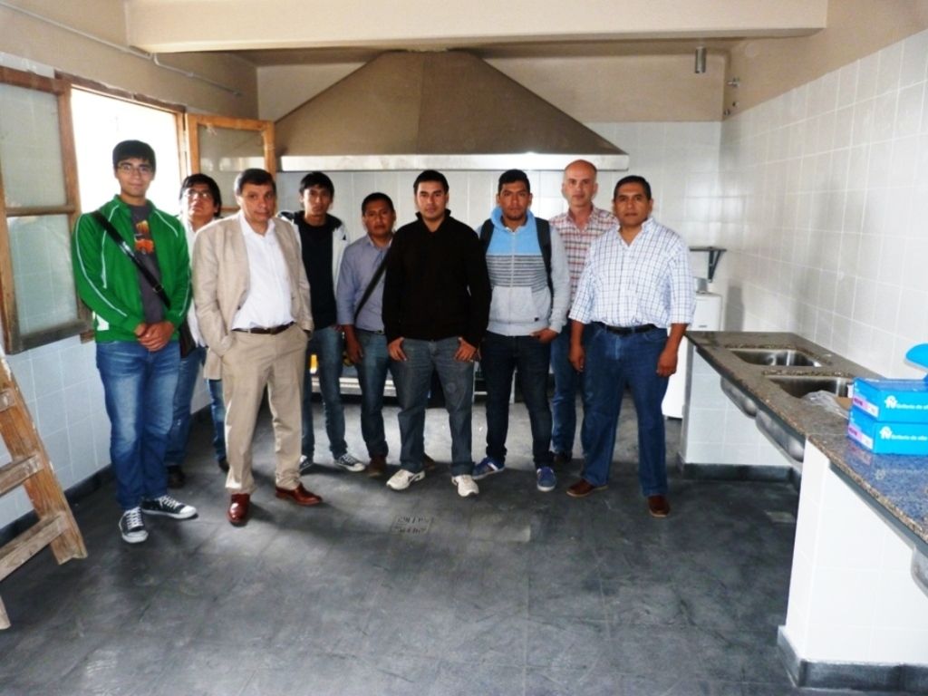 Tecchi junto a los estudiantes