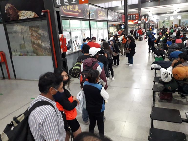 Gran cantidad de personas en la Terminal que viajarán a Punta Corral.