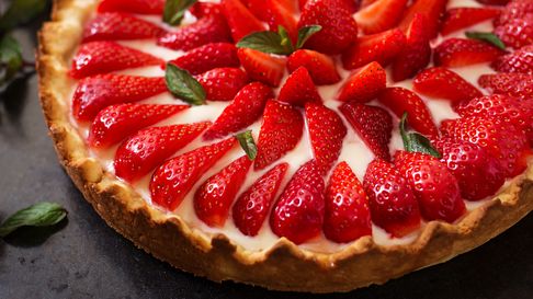 Todo Jujuy | tart-with-strawberries-whipped-cream-decorated-with-mint-leaves.jpg