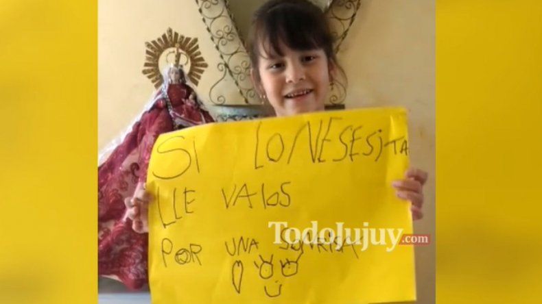 Una nena solidaria: tiene 6 años y regala ropa o juguetes a cambio de una sonrisa