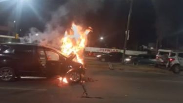 Iba borracho al volante, chocó de atrás a un vehículo y casi termina en tragedia en Av. Paraguay. Iba borracho al volante, chocó de atrás a un vehículo y casi termina en tragedia en Av. Paraguay.