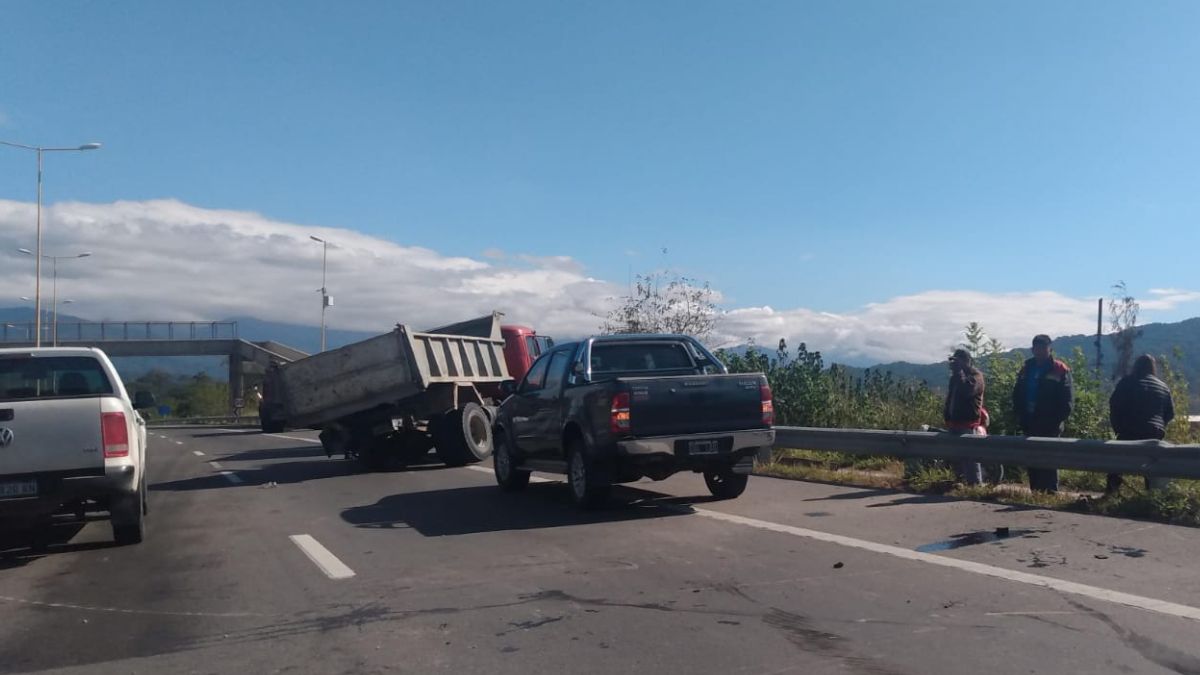 Un camión perdió dos ruedas en plena Ruta 9 en Huaico