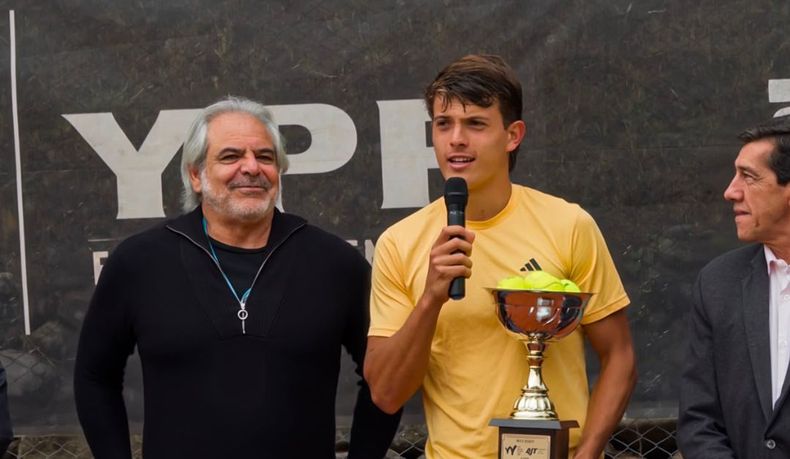 Horacio Alderete con el ganador del torneo