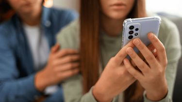 Cómo frenar la difusión de una imagen íntima generada con IA de un menor en redes.