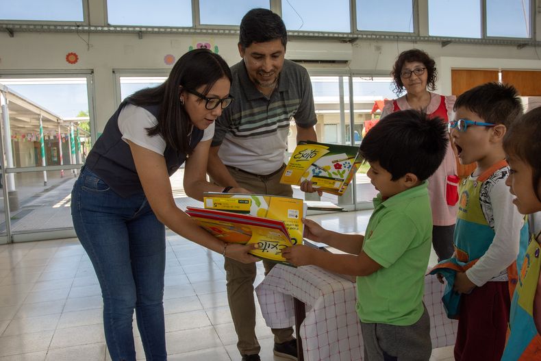 Ledesma entregó cuadernos en las Yungas.