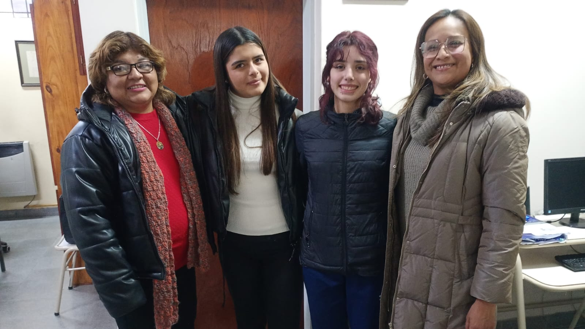 Las representantes del Nacional N°3 crearon un Ropero Solidario para gente que necesita