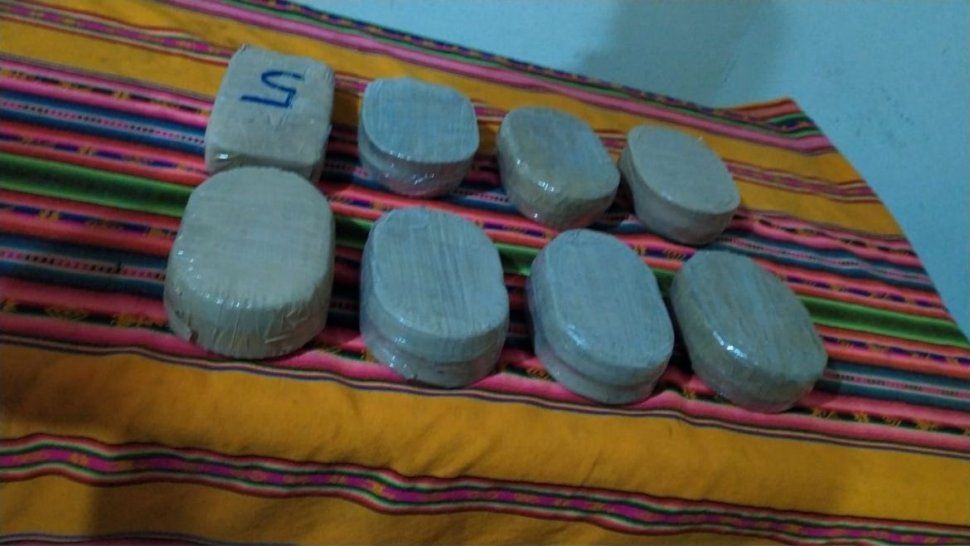 dos hombres intentaban entrar al pais por la quiaca con 8 kilos de cocaina 