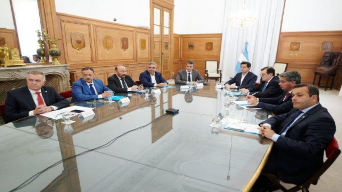 Sergio Massa se reúne con gobernadores en medio de la crisis de Juntos por el Cambio y La Libertad Avanza.