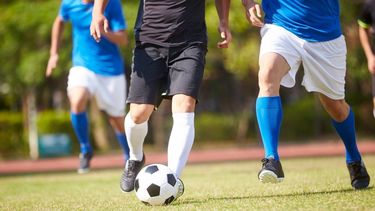 Un estudio reveló en que porcentaje es peligroso contagiarse de Covid-19 dentro de una cancha de fútbol.