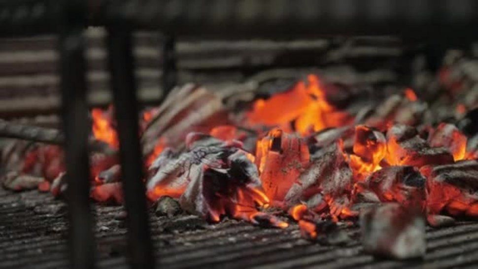 Dejó la parrilla prendida y casi se le incendia la casa