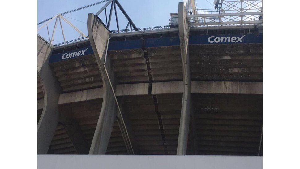 Grieta en el estadio Azteca