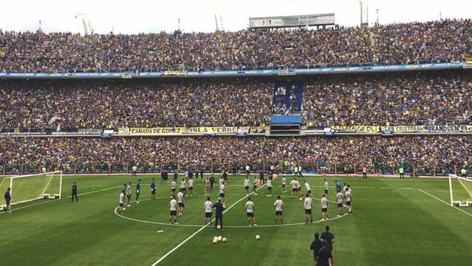 Los hinchas de corazones azules y amarillos pidieron dar la vuelta al Monumental